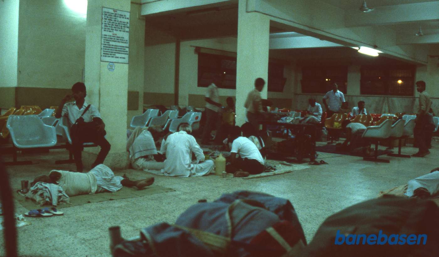 Indisk ventesal en sen aften. Toget skulle køre kl. 24, men var 3 timer forsinket