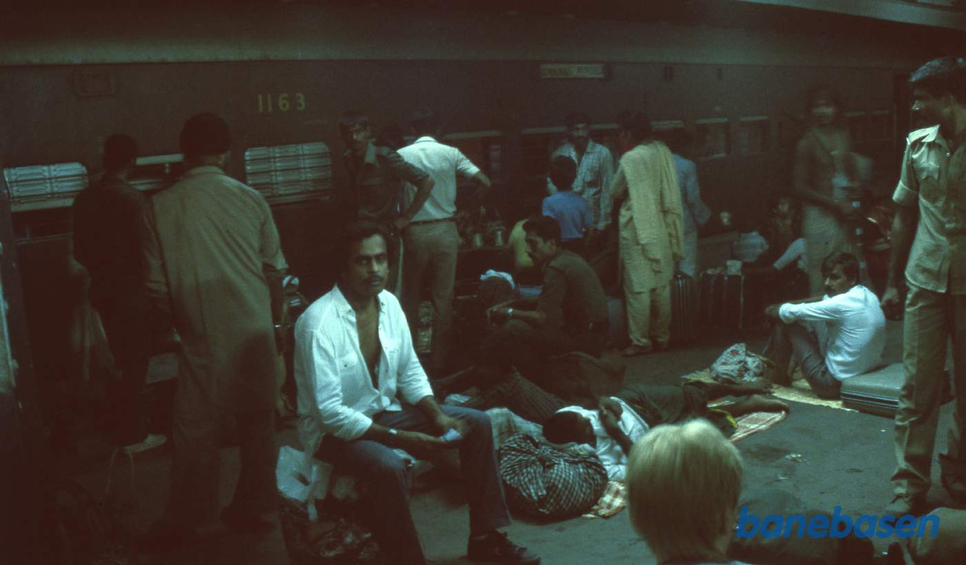 Kl. 3.30 er det forsinkede nattog endelig ankommet til stationen