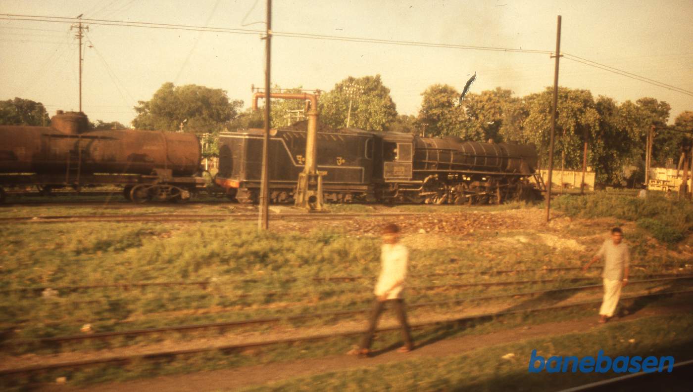 Damplokomotiv med godstog