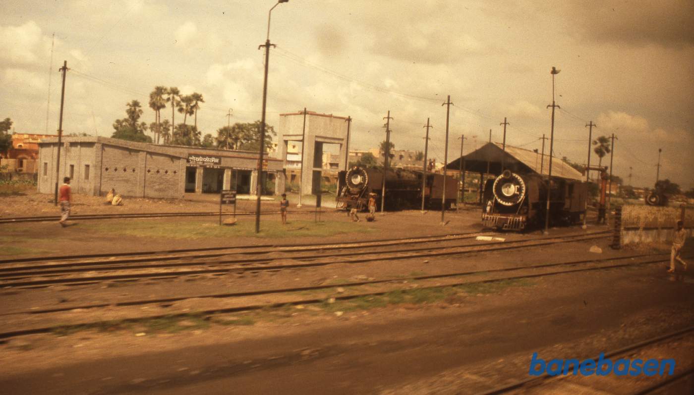2 damplokomotiver på stationen