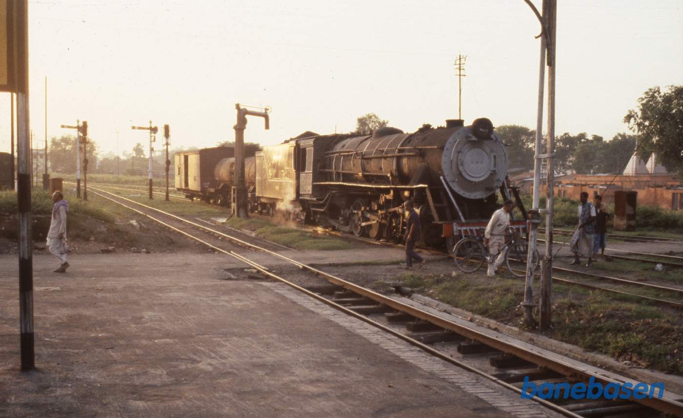 Damplokomotiv med 2 godsvogne