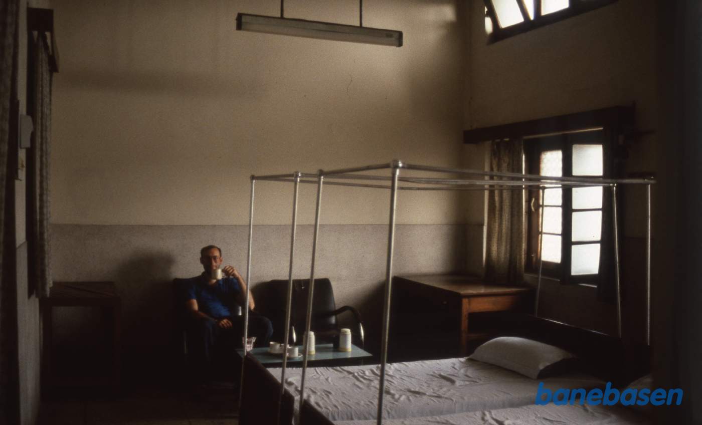 Stationens retiring-room med 2 senge, bord og 2 stole billig pris. Anvendes normalt af personalet, men kan lejes ud til rejsende