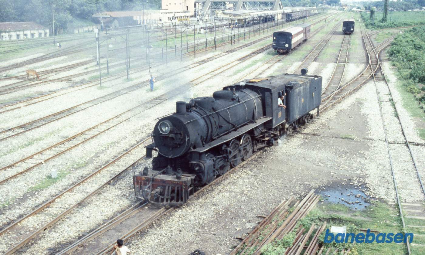 Damplokomotiv rangerer på stationen