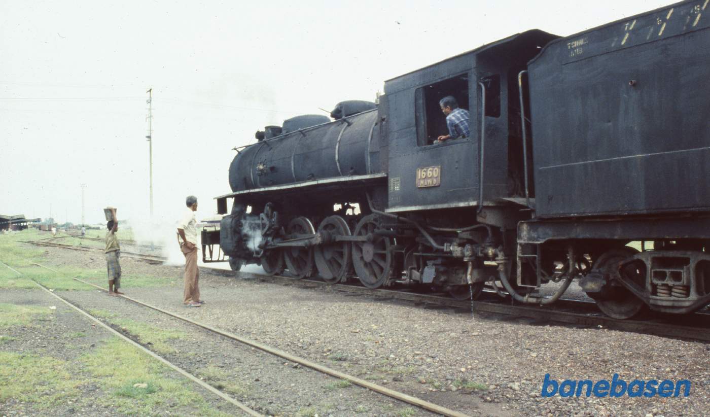 Damplokomotiv holder klar til at køre