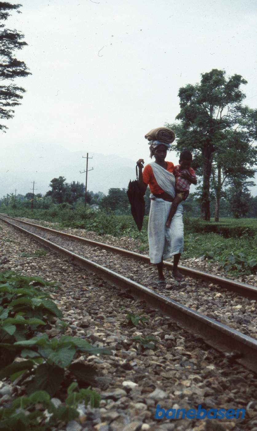 Kvinde med barn går midt i sporet