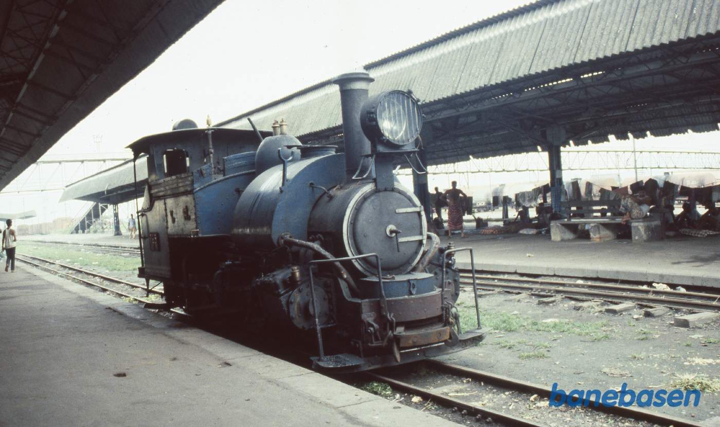 Et af Darjeeling banens damplokomotiver ved perron