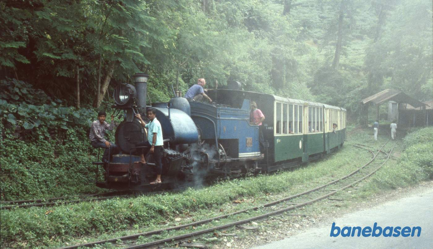 Damptoget holder på en lille mellemstation i regnskoven