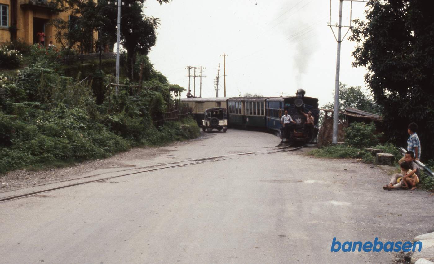 Mellem Tindharia Loops og Tindharia følger banen vejen som jævnligt krydses