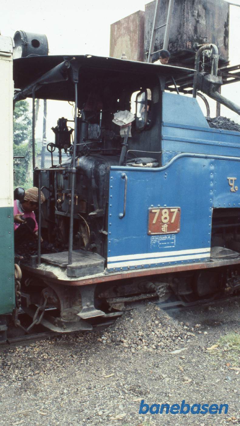 Der fyldes vand på lokomotivet. Desværre kørte toget ikke længere, da banen var spærret længere fremme