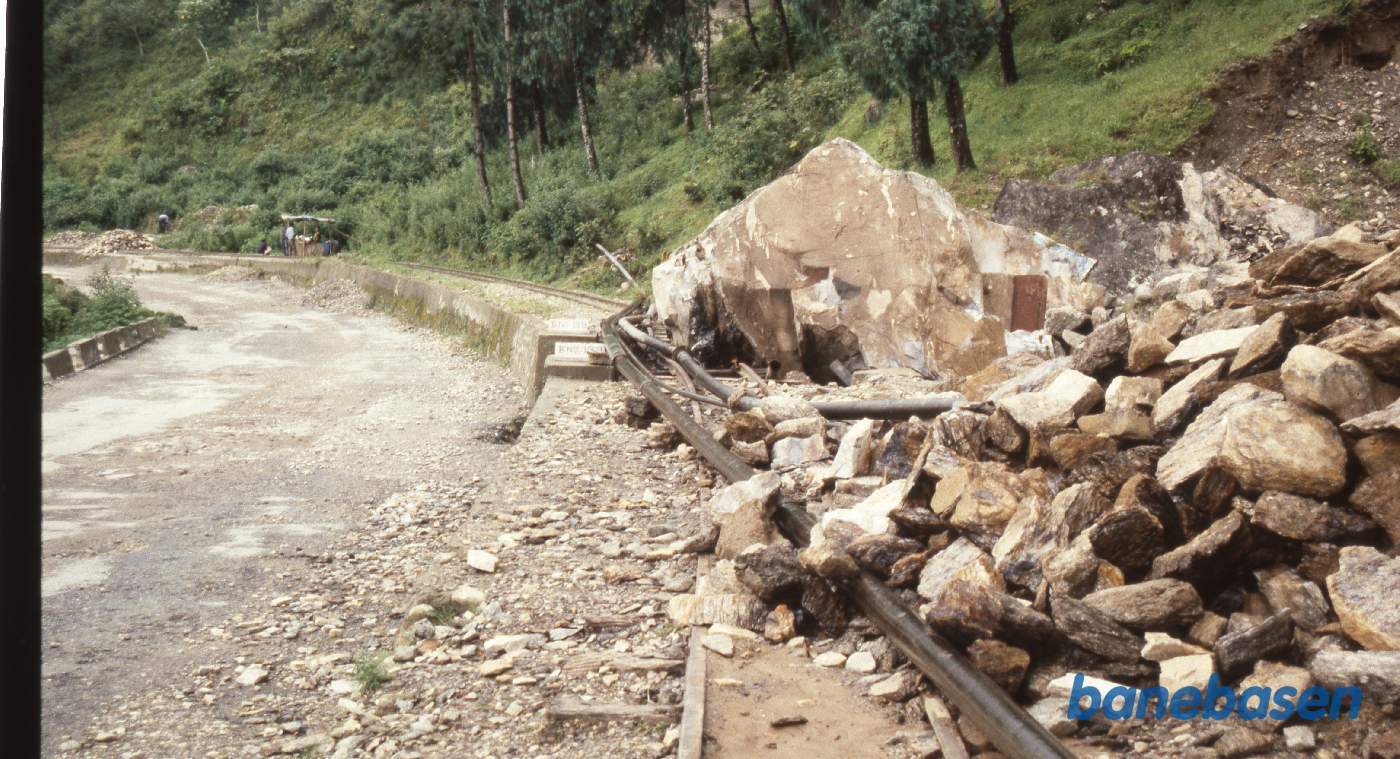 En stor sten havde smadret en bro og spærrede banen. Det var sket den 12. maj 1989