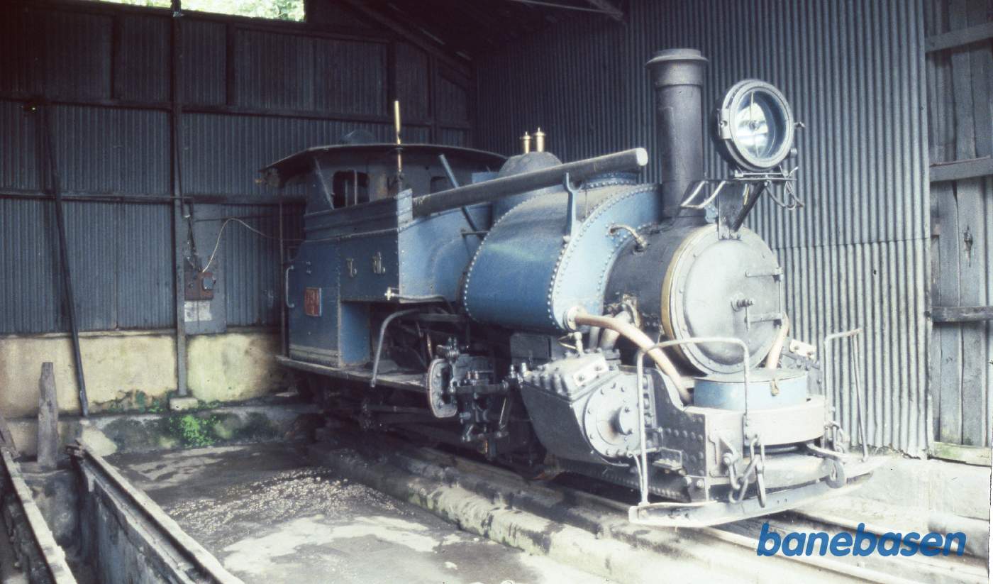 Et koldt damplokomotiv i remisen