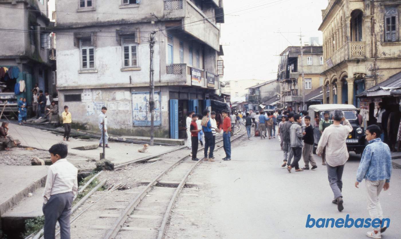 Sporet ud af byen. Mange mennesker i gaden