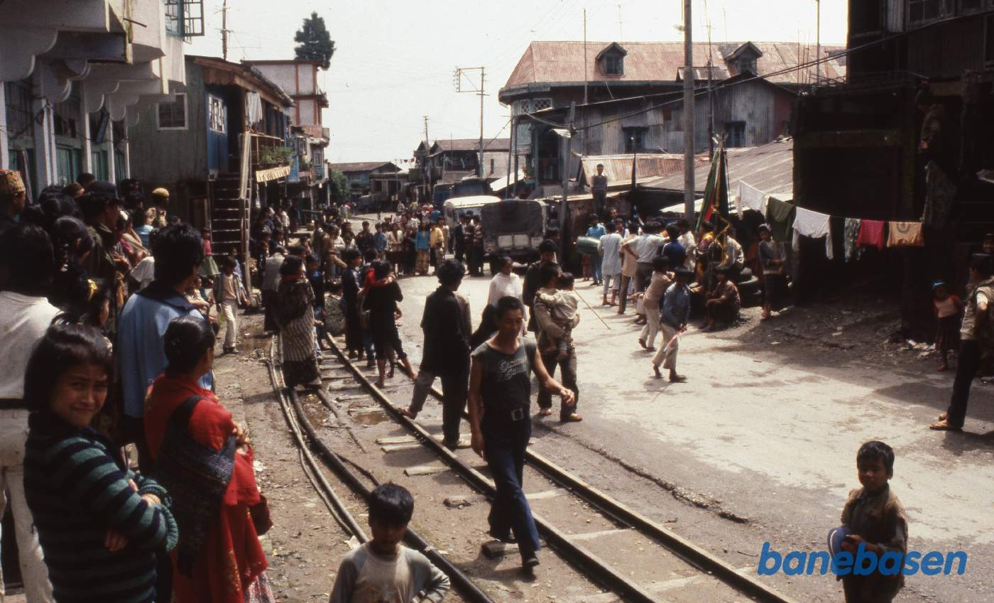 Sporet ud af byen. Mange mennesker i gaden