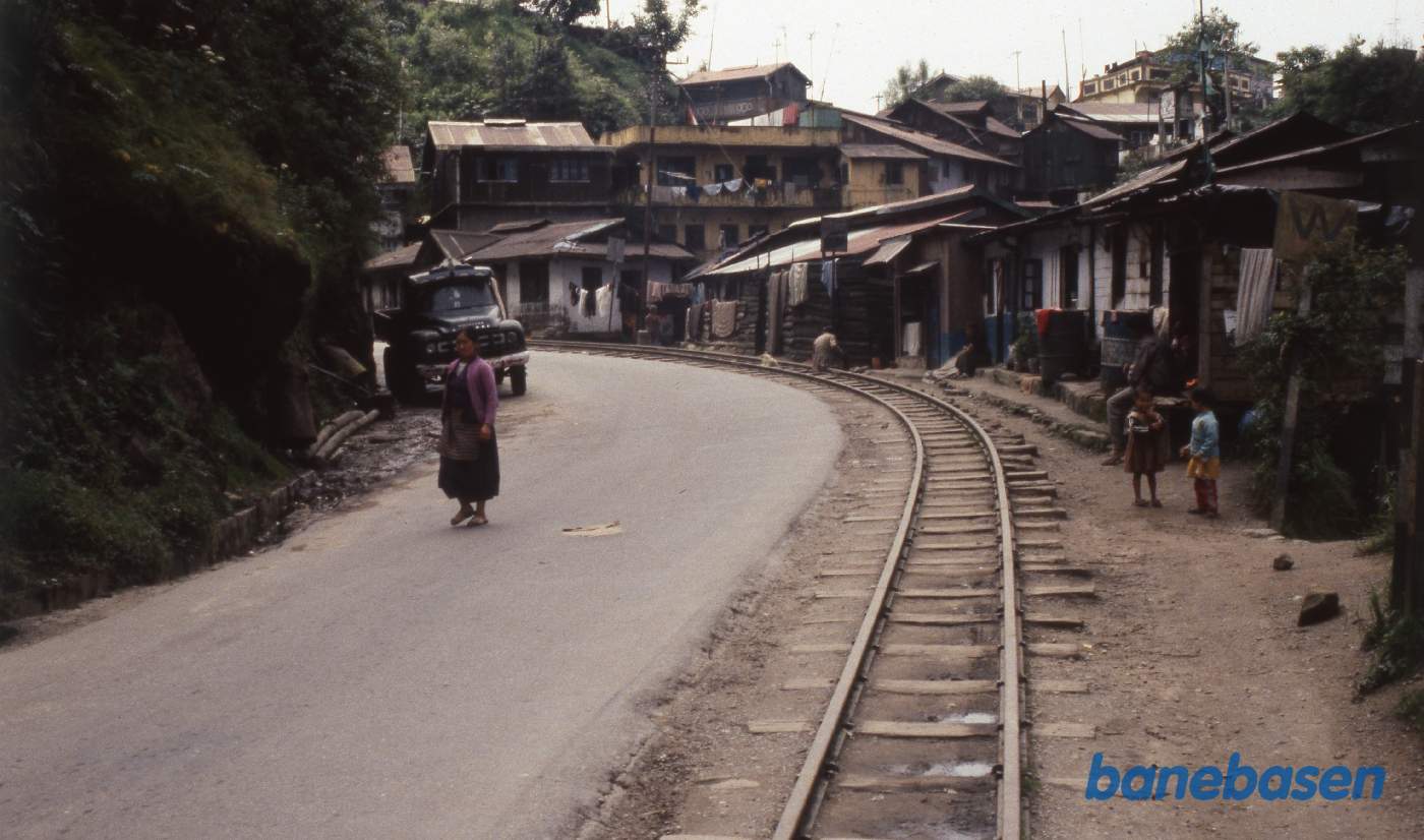 Sporet i byen løber lange hovedgaden