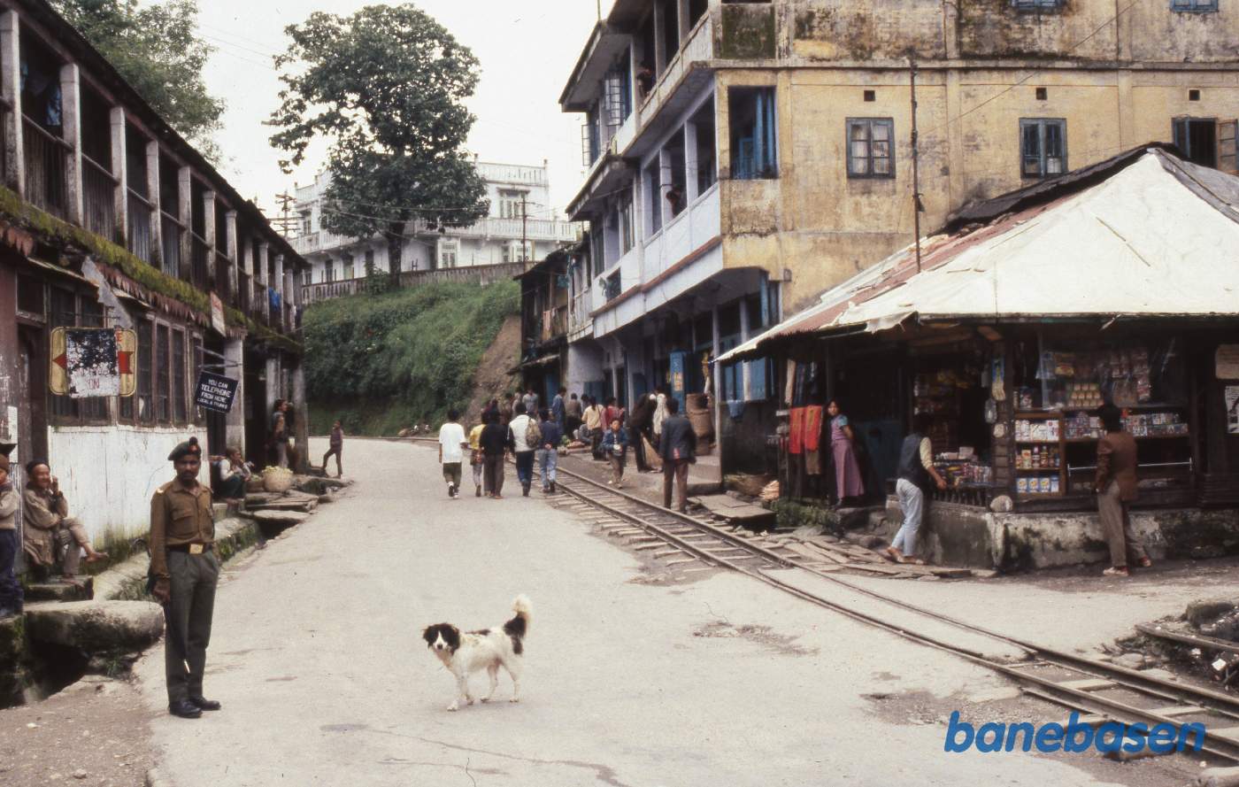 Sporet i byen løber lange hovedgaden