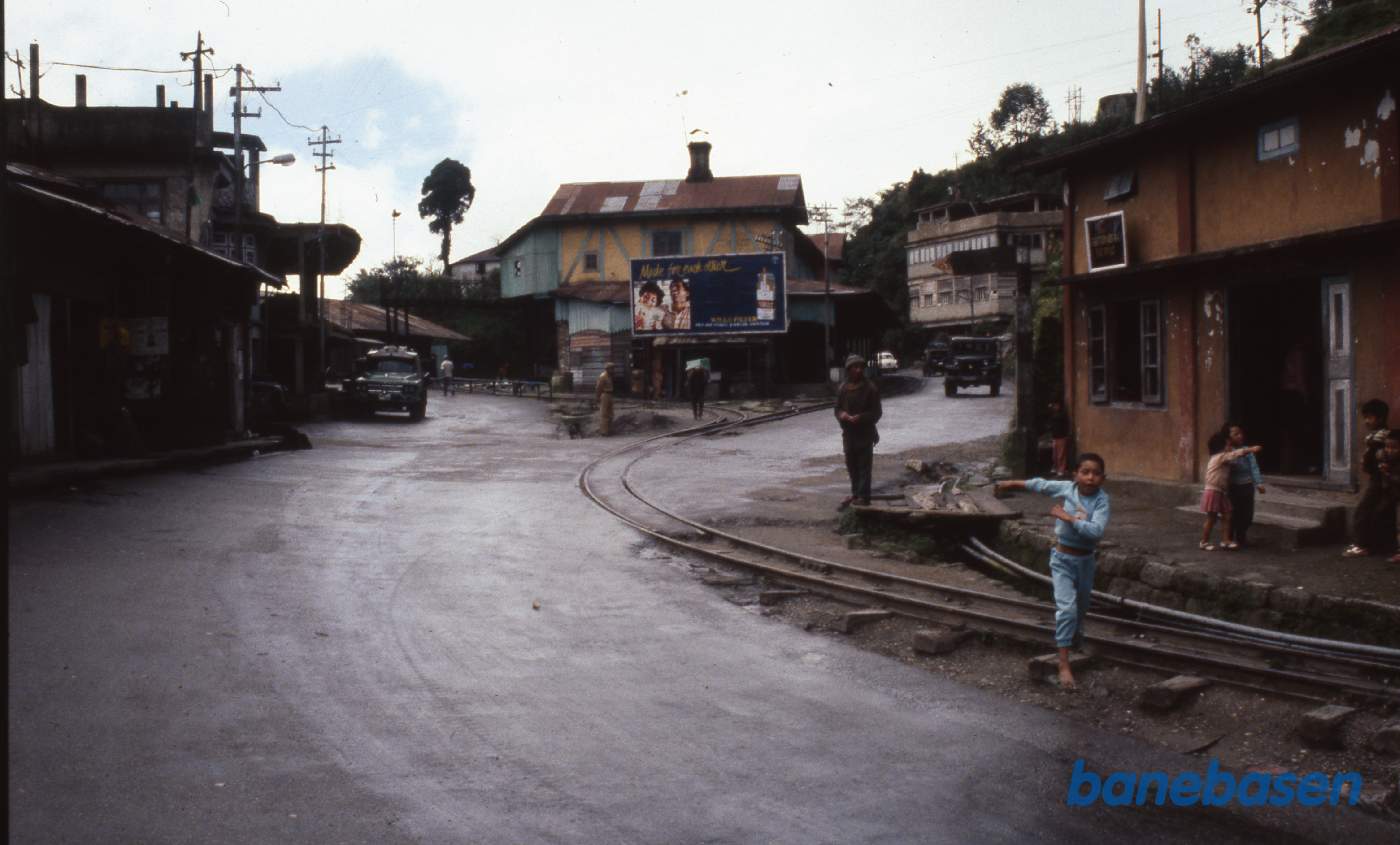 Stationen, der er banens højeste punkt i 2258 moh, ligger midt i billedet