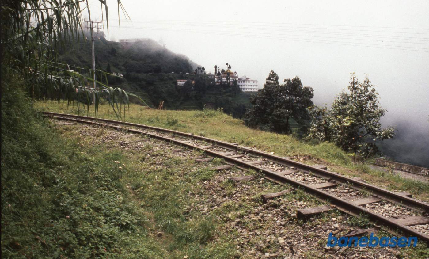 Et sted på strækningen mellem Ghum og det berømte Batasia Loop. Ghum by ses i baggrunden