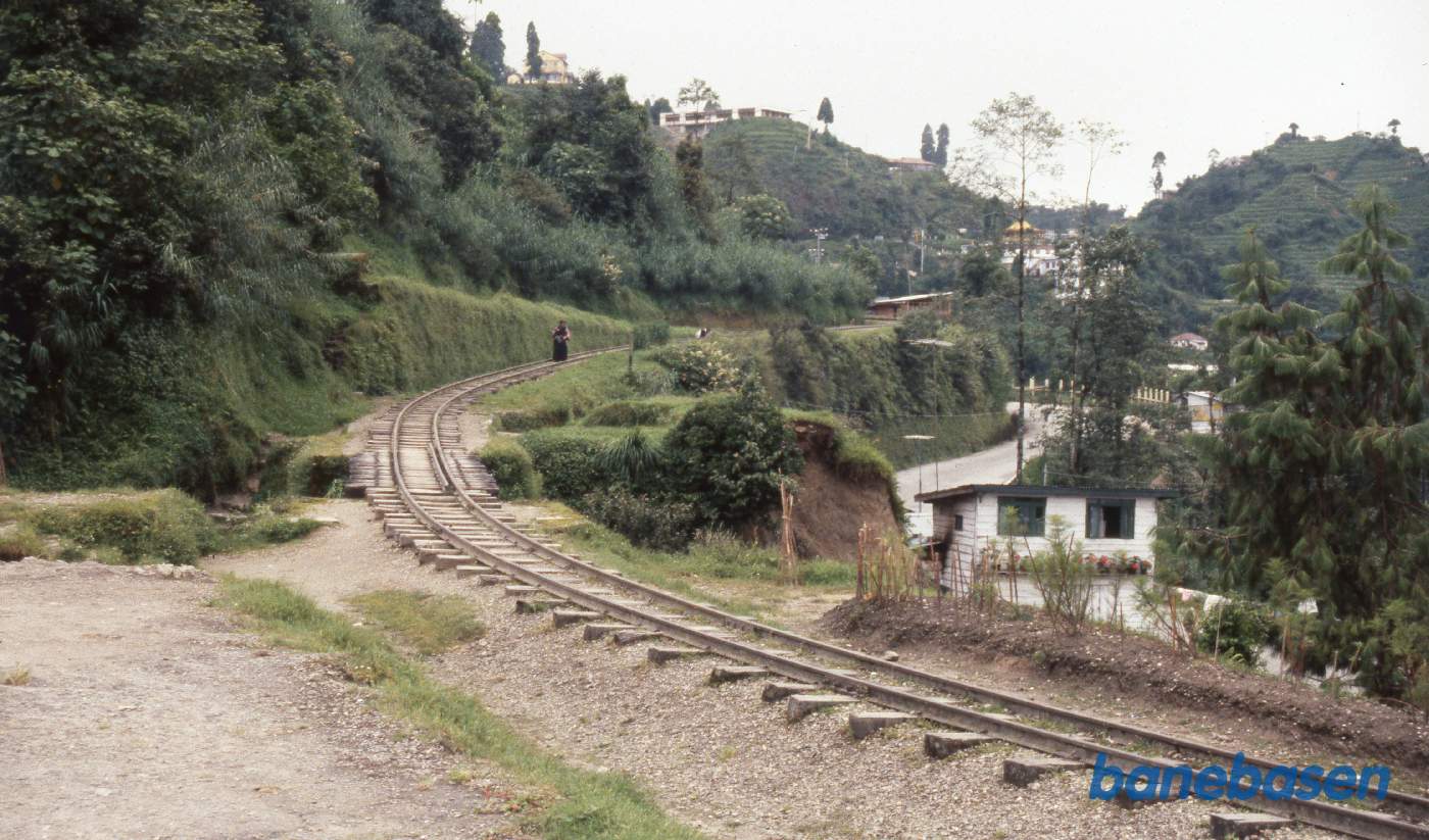 Et sted på strækningen mellem Ghum og det berømte Batasia Loop. Ghum by ses i baggrunden