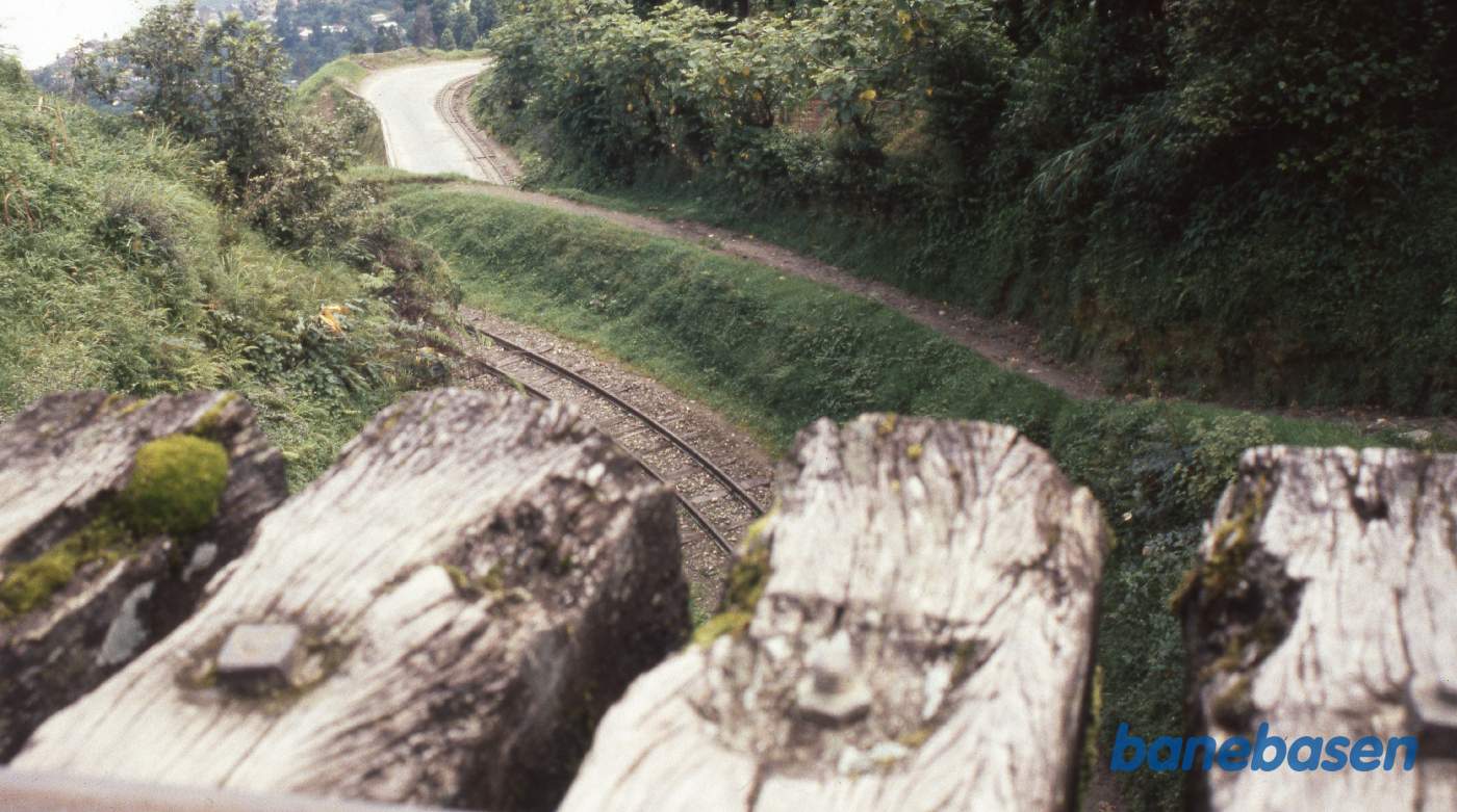 Det berømte Batasia Loop set fra broen, svellerne ses i bunden af billedet