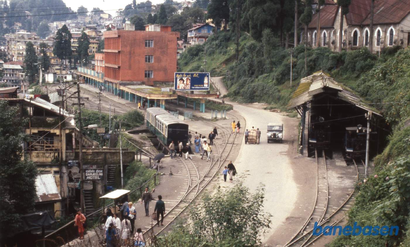 Et vue ned over remisen og stationen