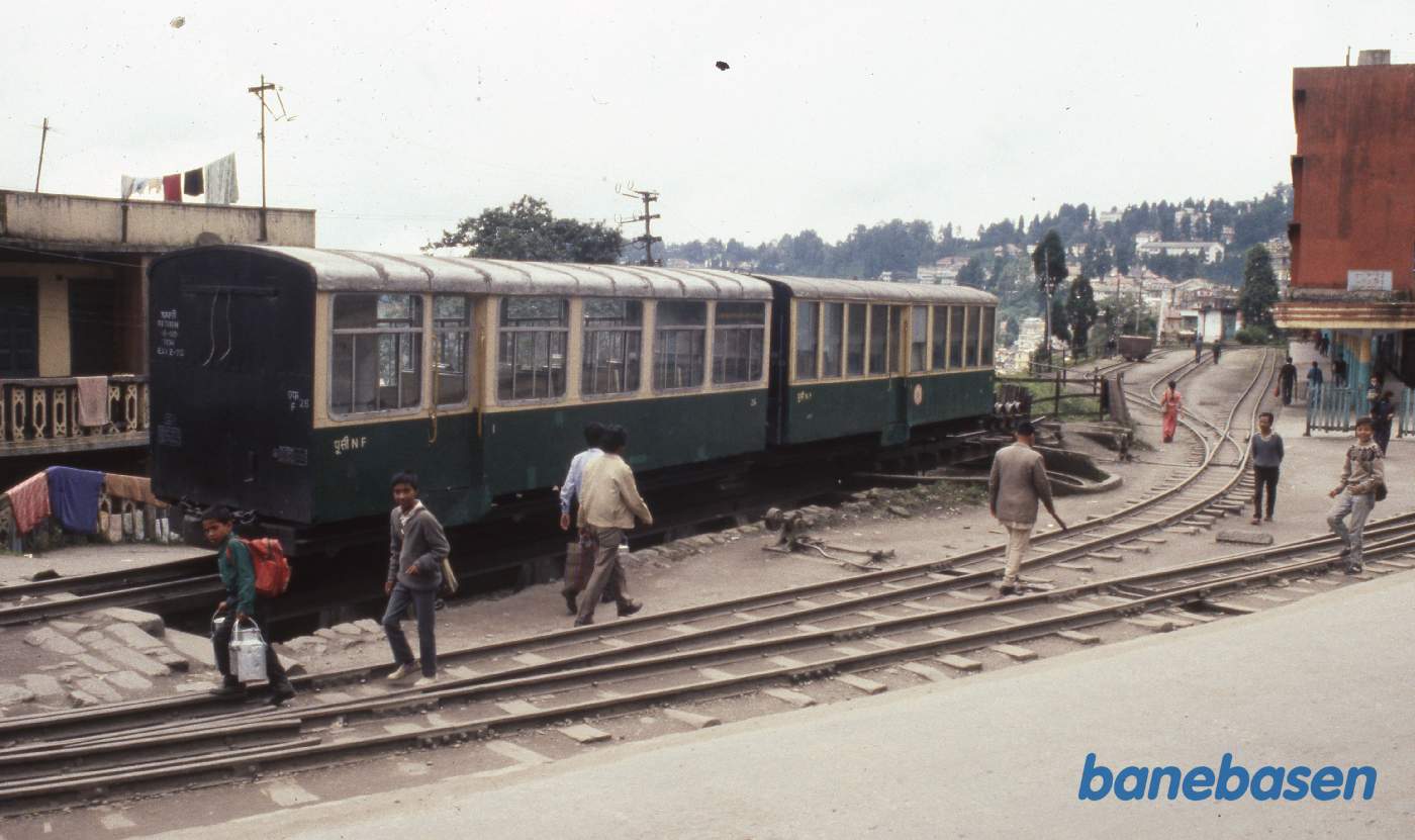 2 personvogne i sidesporet