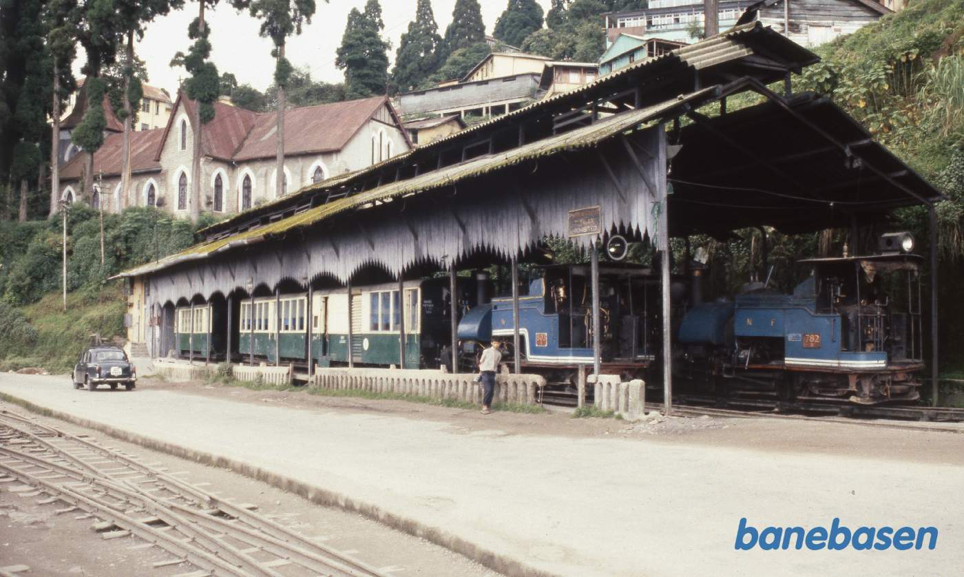 Remisen set fra siden med vogne og damplokomotiver