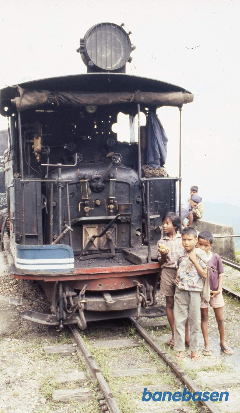 Nogle børn betragter damplokomotivet