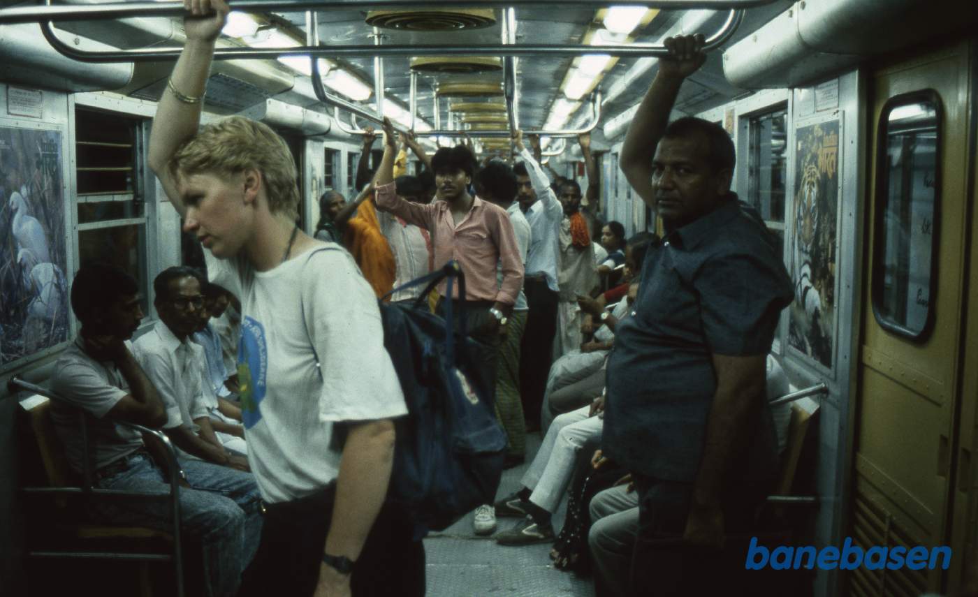 Metrotog set indefra, formentlig i Delhi