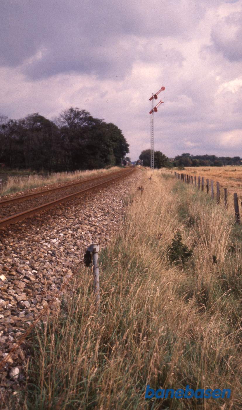 Indkørselssignalet til Ølgod. Da stationen er ubetjent, er signalerne i begge retninger sat til gennemkørsel Indkørselssignalet til Ølgod. Da stationen er ubetjent, er signalerne i begge retninger sat til gennemkørsel