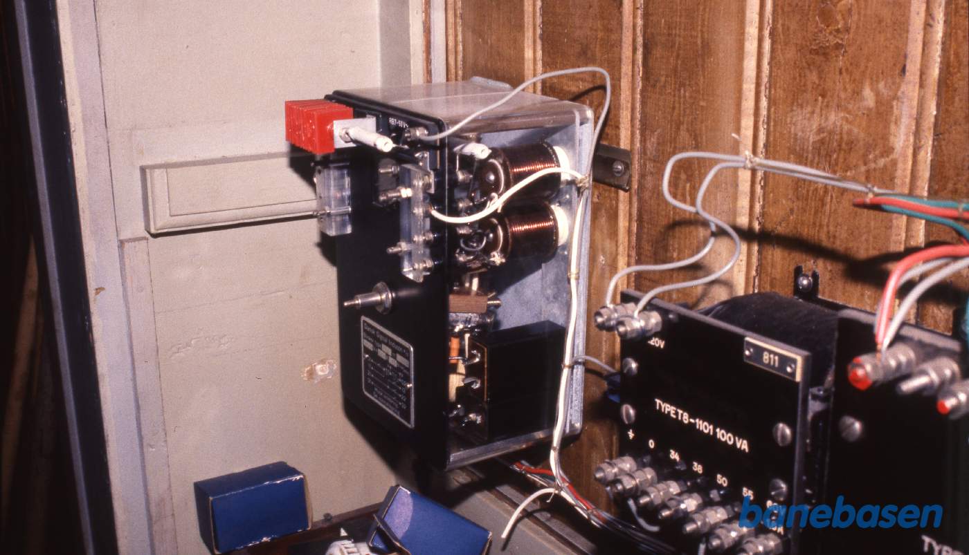 Relæhuset, blinkeren til venstre og transformatoren til højre Relæhuset, blinkeren til venstre og transformatoren til højre