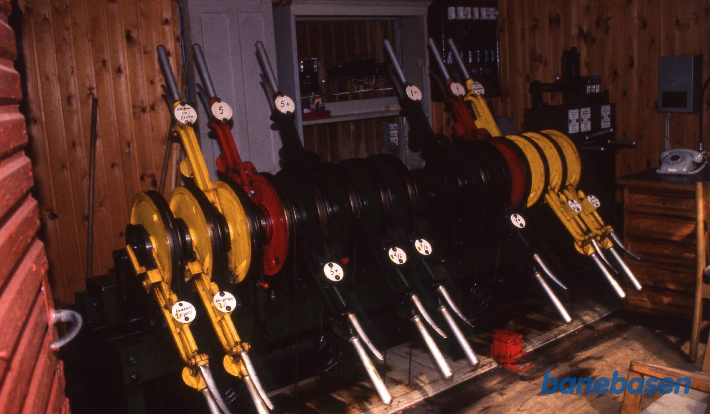 Betjeningshåndtagene for wire trækket til signaler og sporskifter Betjeningshåndtagene for wire trækket til signaler og sporskifter