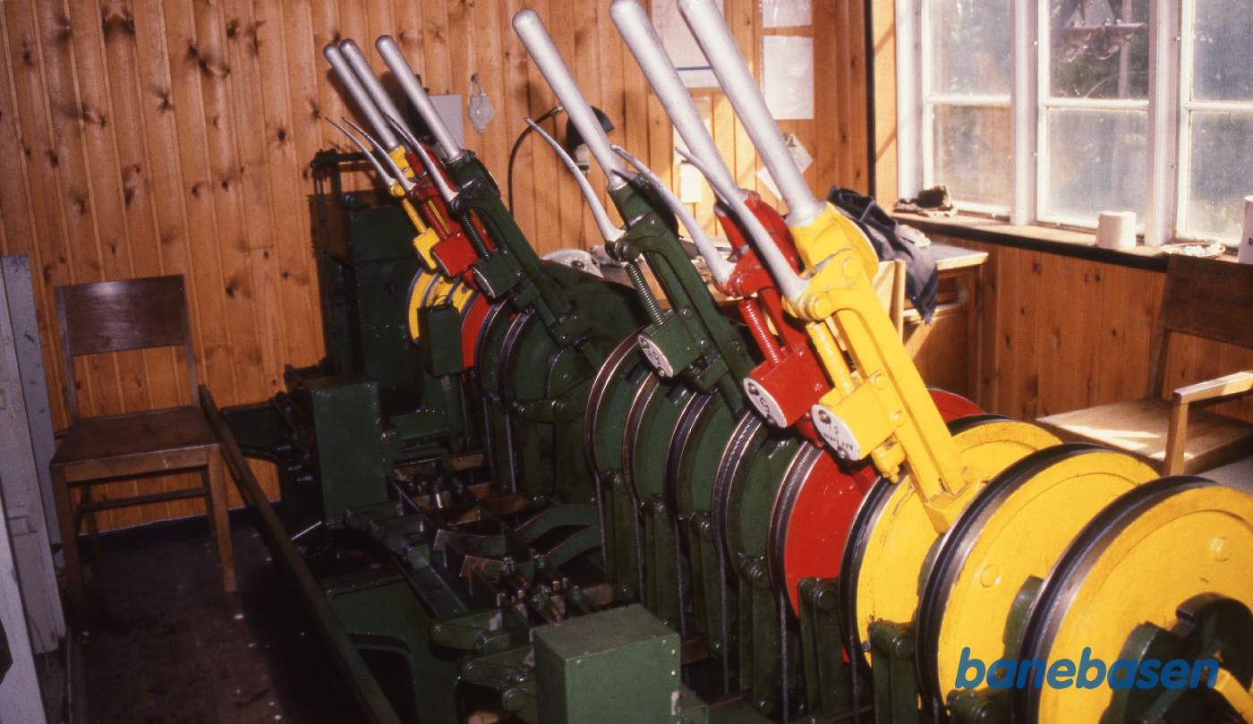 Betjeningshåndtagene for wire trækket til signaler og sporskifter Betjeningshåndtagene for wire trækket til signaler og sporskifter