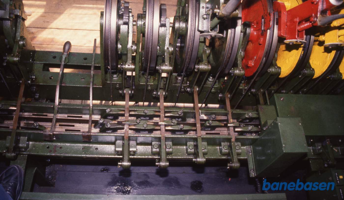 Den indbyrdes aflåsning af håndtagene skal sikre mod fjendtlige togveje Den indbyrdes aflåsning af håndtagene skal sikre mod fjendtlige togveje