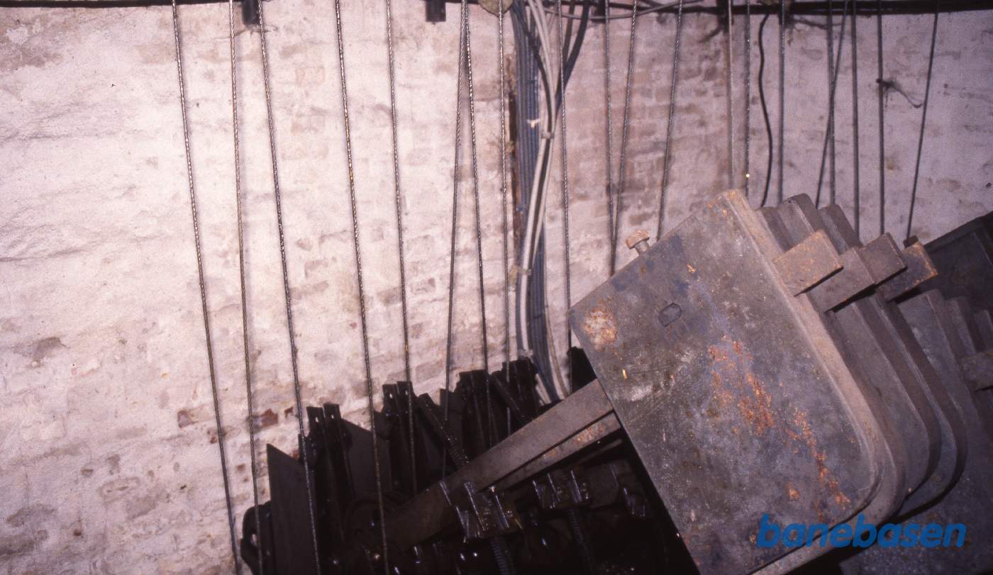 Opstramning af wirerne, så de altid holdes spændt