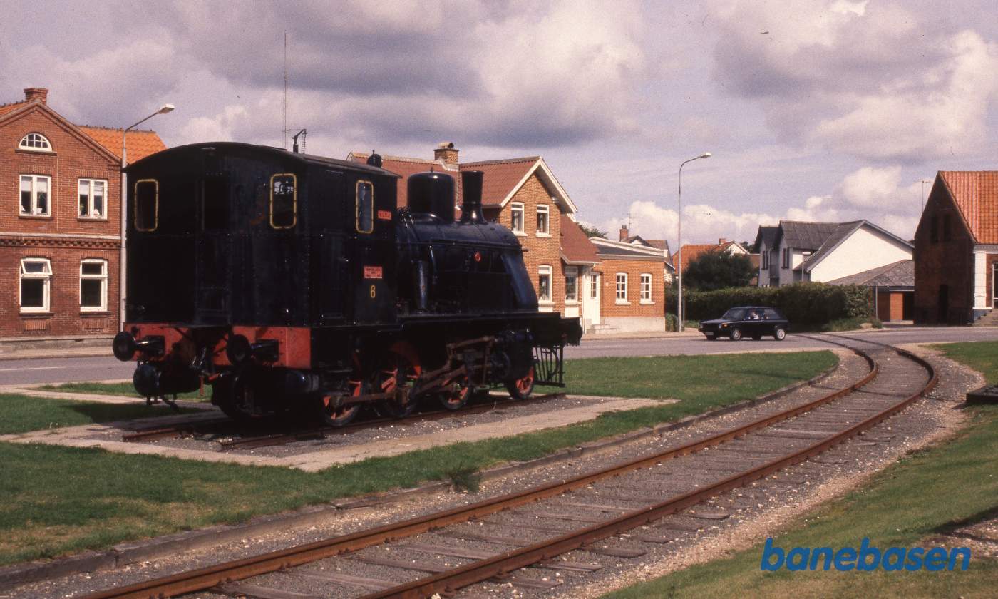 Lemvigbanens damplokomotiv opstillet ved stationen i Lemvig, det er havnebanen der ses forsvinde ud af billedet Lemvigbanens damplokomotiv opstillet ved stationen i Lemvig, det er havnebanen der ses forsvinde ud af billedet