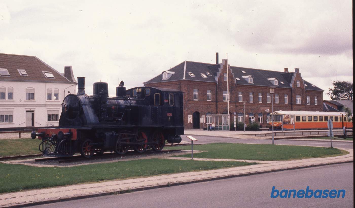 Lemvigbanens damplokomotiv opstillet ved stationen i Lemvig, det er stationsbygningen der ses bag lokomotivet til højre