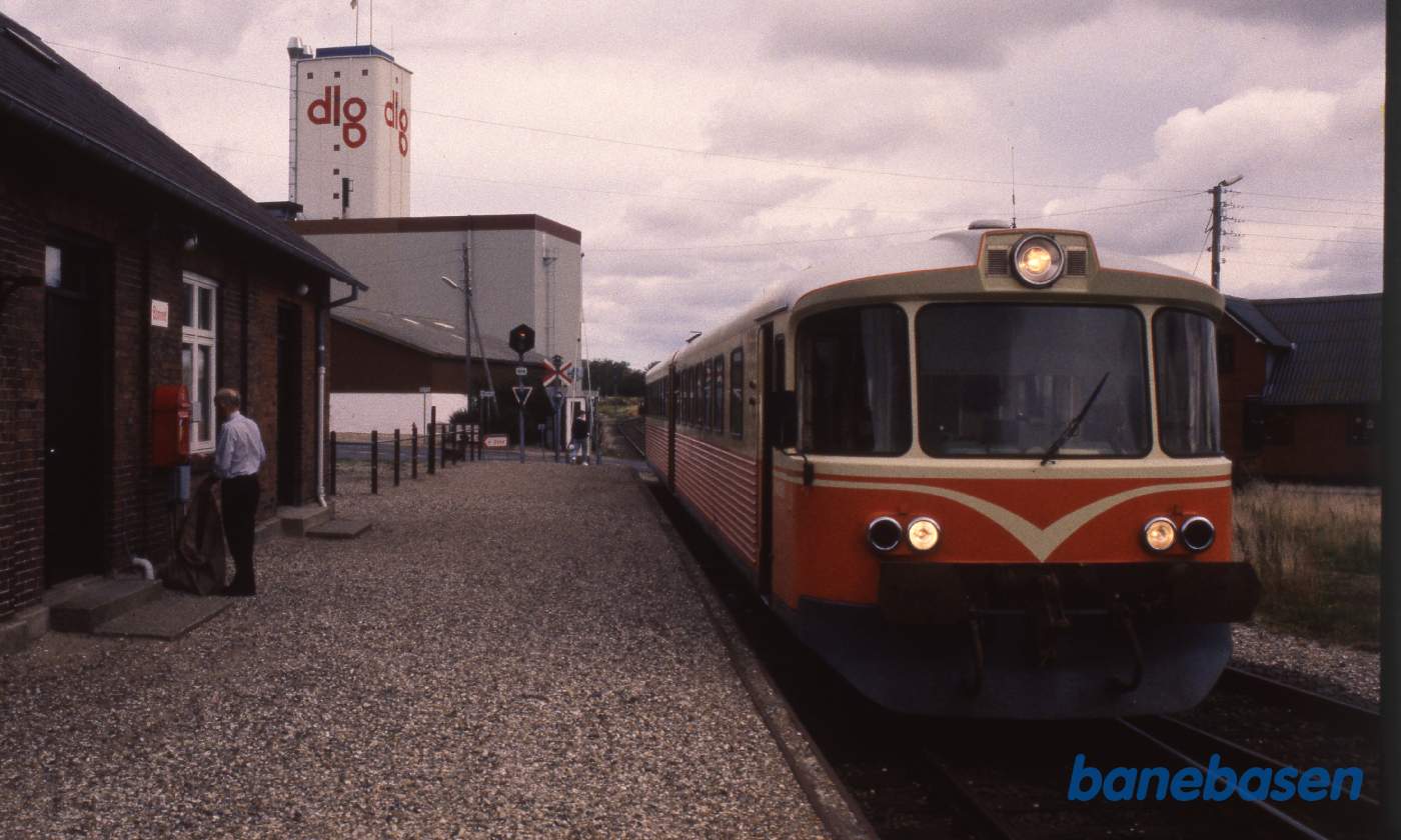Y-toget Tangen på Bonnet station, lokomotivføreren tømmer postkassen Y-toget Tangen på Bonnet station, lokomotivføreren tømmer postkassen