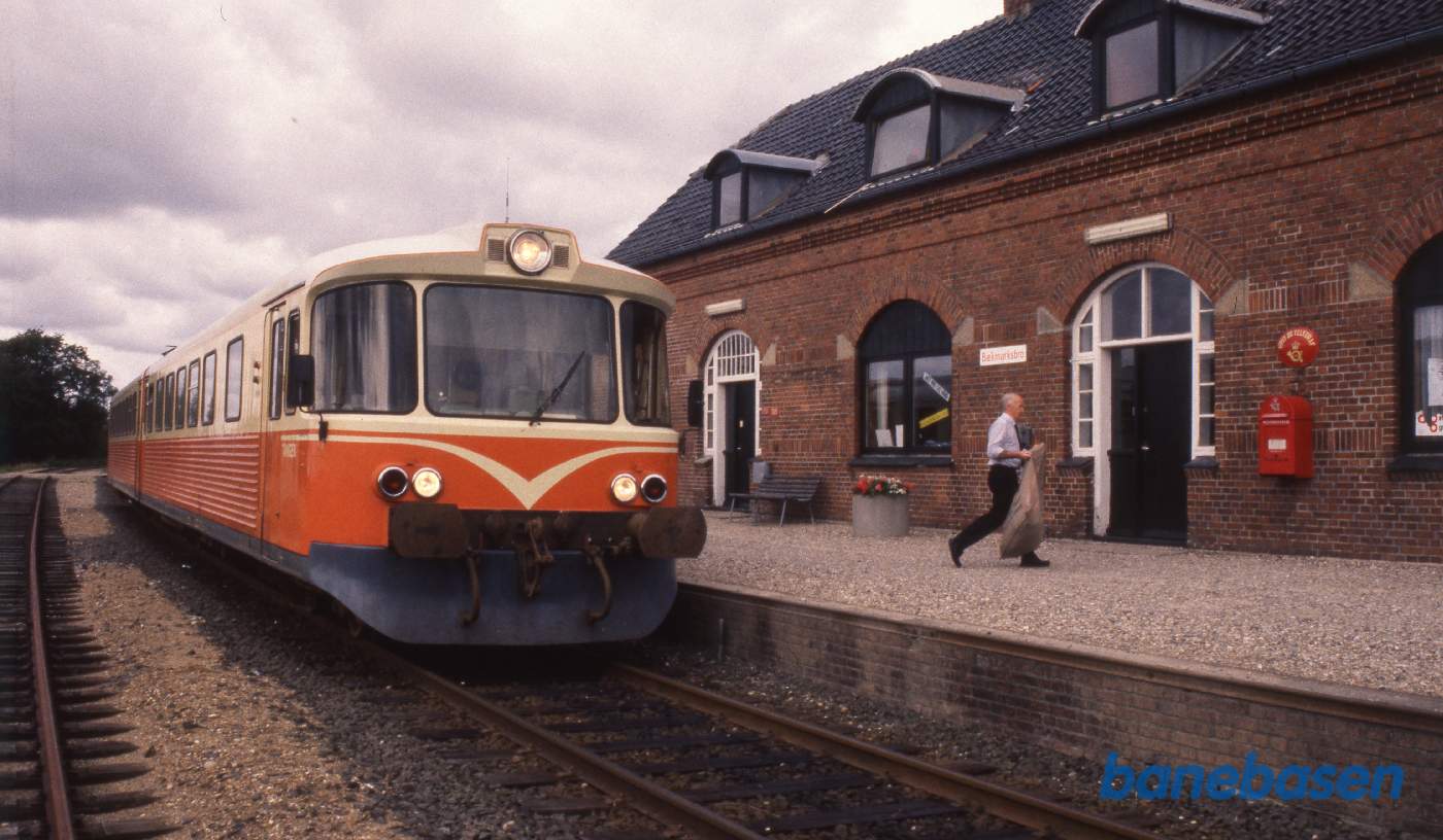 Y-toget Tangen på Bækmarksbro station, lokomotivføreren tømmer postkassen