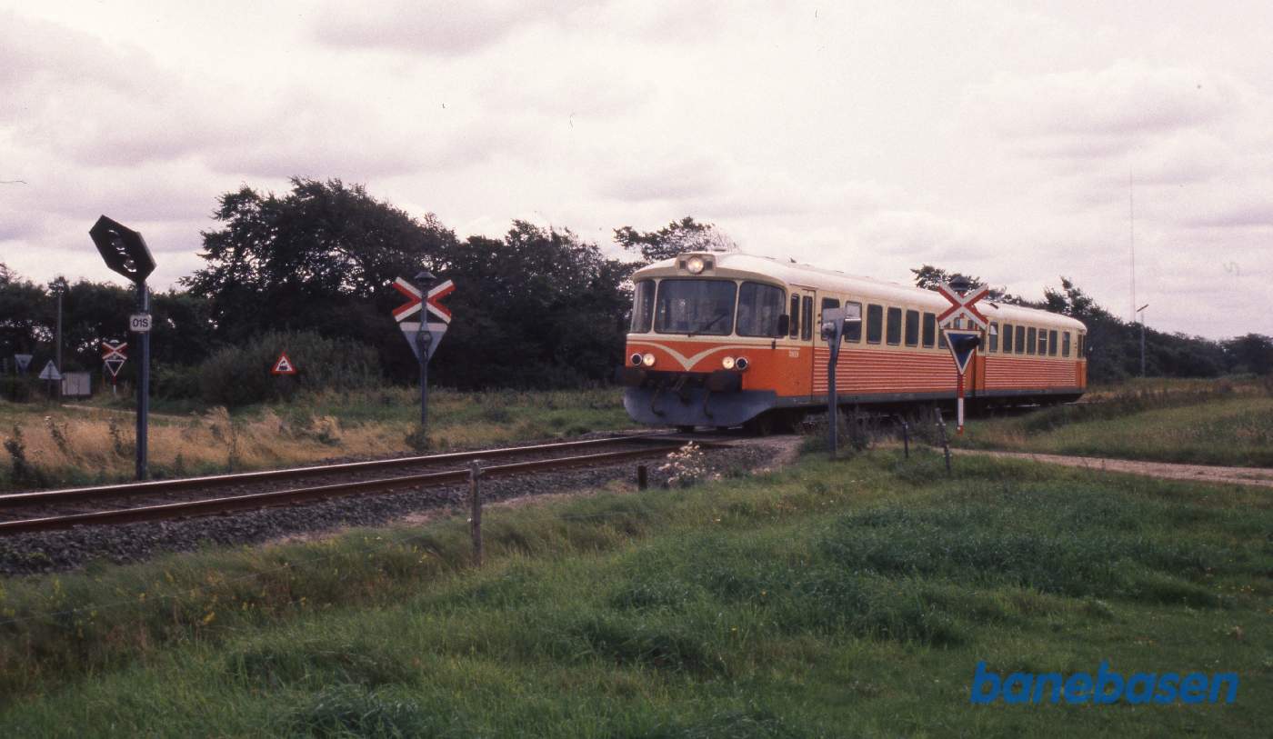 Y-toget Tangen har netop forladt Vemb station i retning mod Lemvig Y-toget Tangen har netop forladt Vemb station i retning mod Lemvig