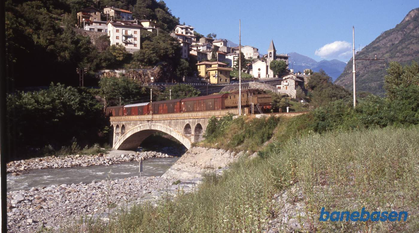 Godstog på vej over broen i retning mod Morbegno og Colico