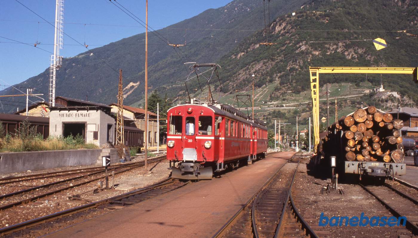 Persontog på vej ind på stationen
