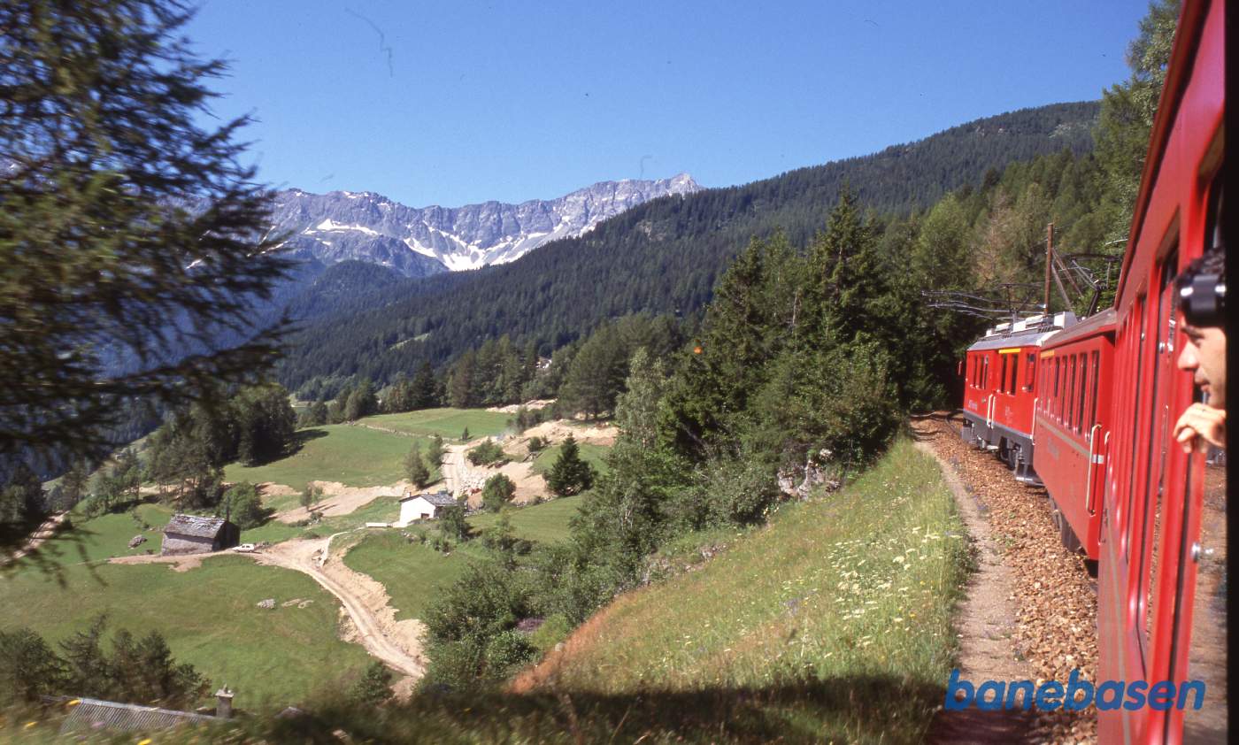 Vue op langs toget med flot bjerglandskab