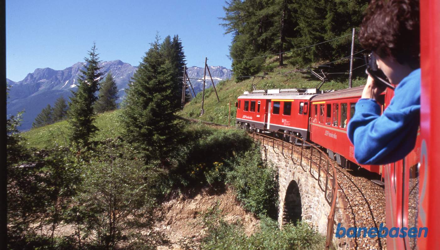 Vue op langs toget på vej over en bro