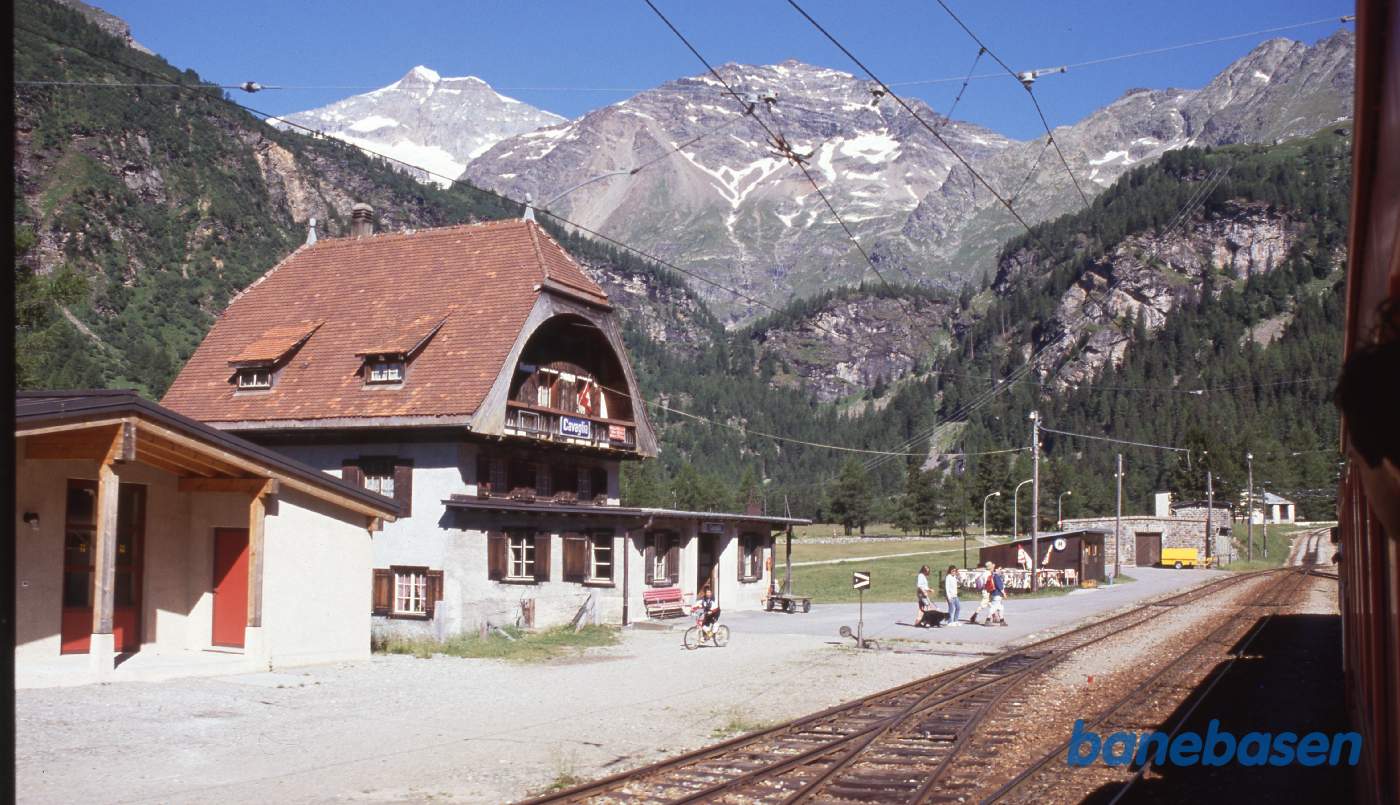 Stationsbygningen med bjergene i baggrunden