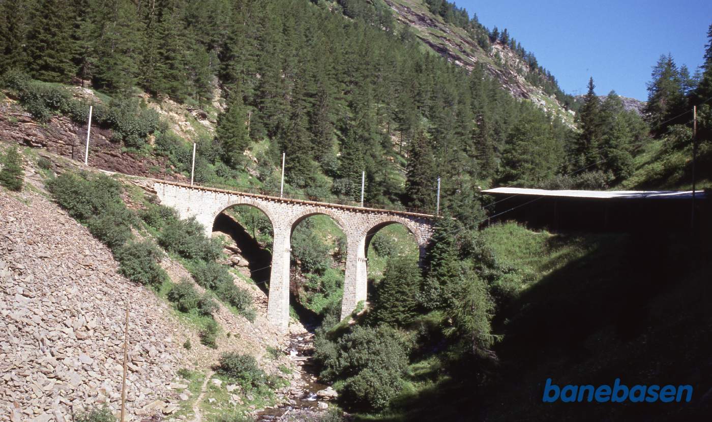 Vue op langs toget på vej over en bro