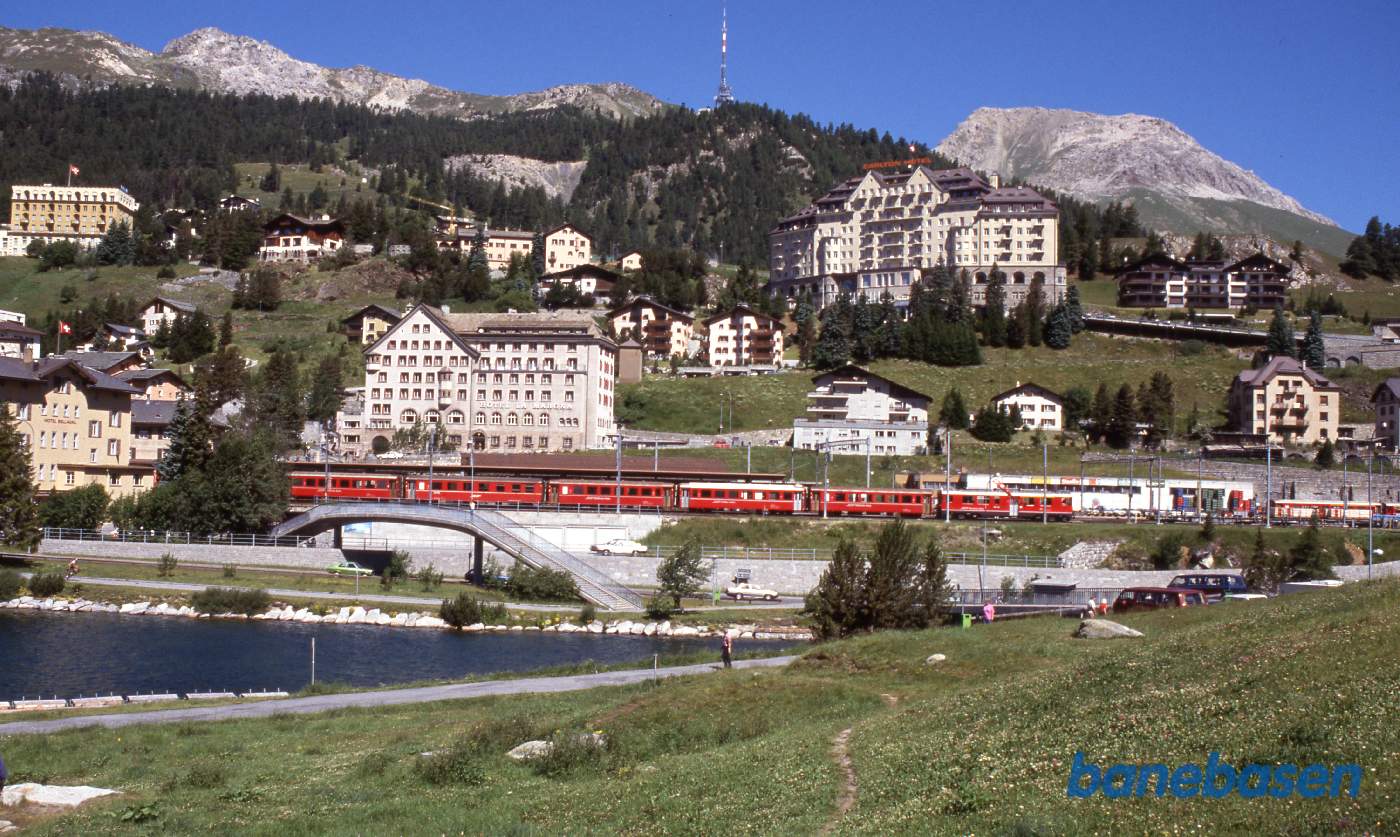 Sankt Moritz by og station set fra den anden side af søen