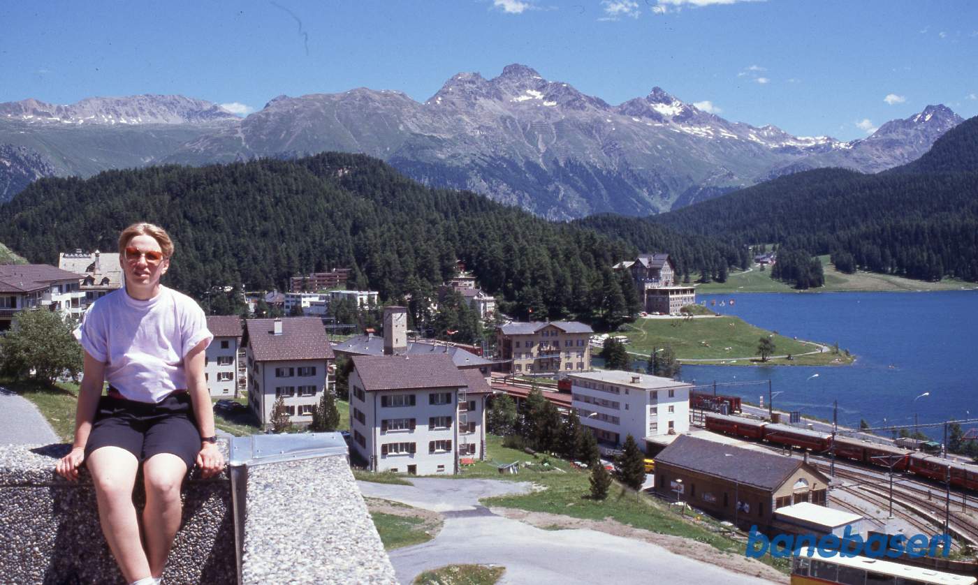 Sankt Moritz by og station set oppefra, søen og bjergene i baggrunden