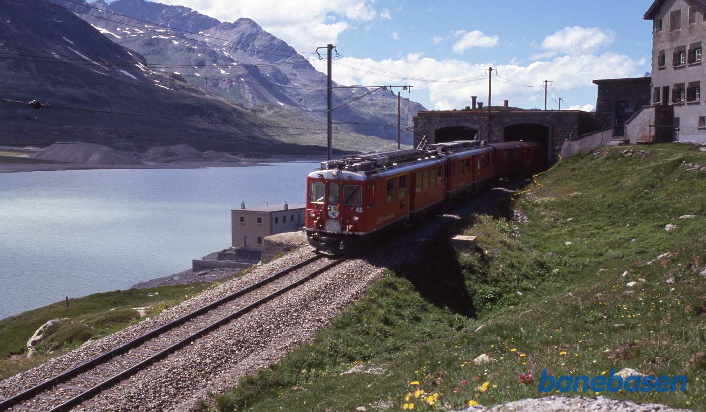I sydenden af stationen er et hotel med overdækning af banen
