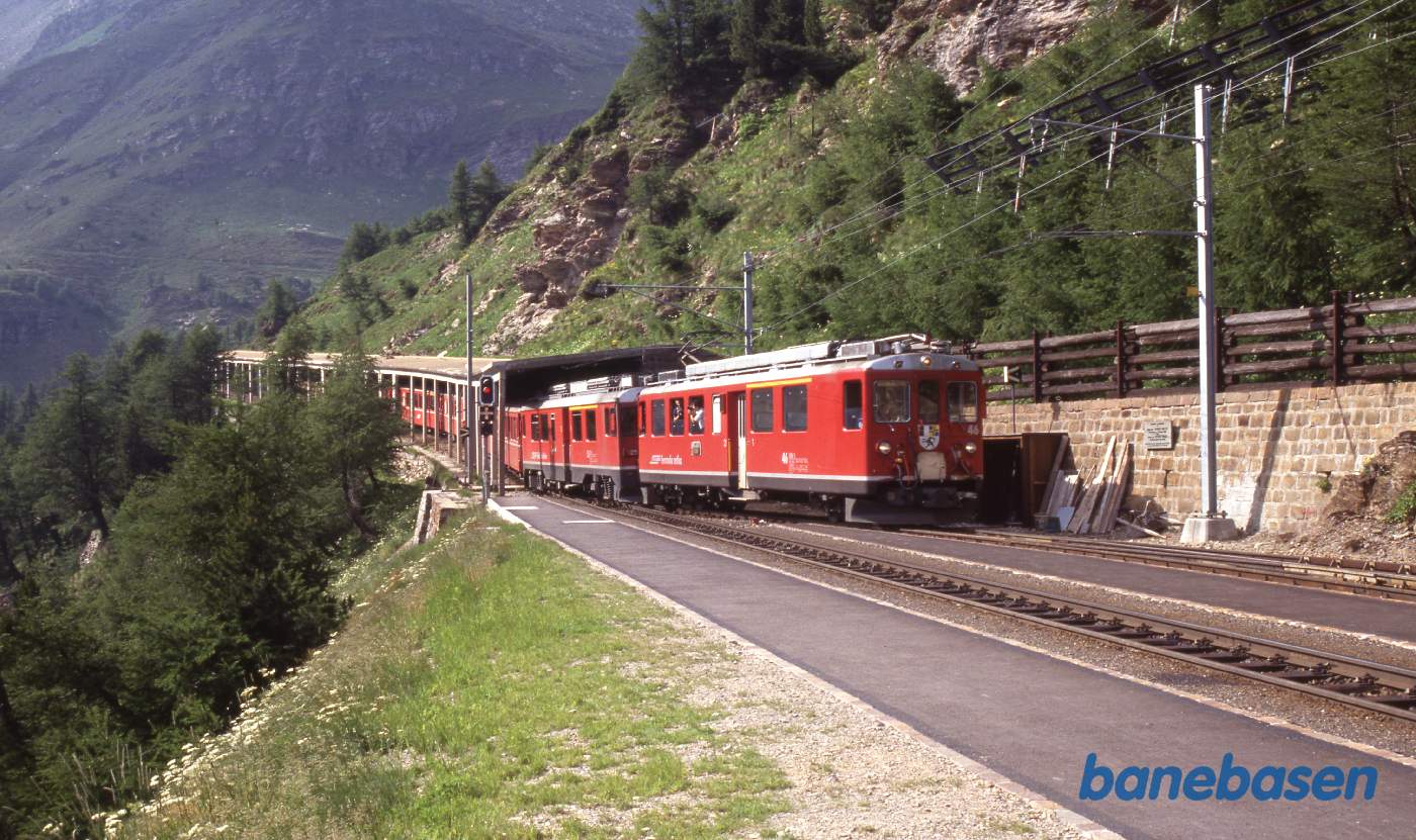 Toget kommer ud af snedækningen på vej ind på stationen i retning mod Sankt Moritz