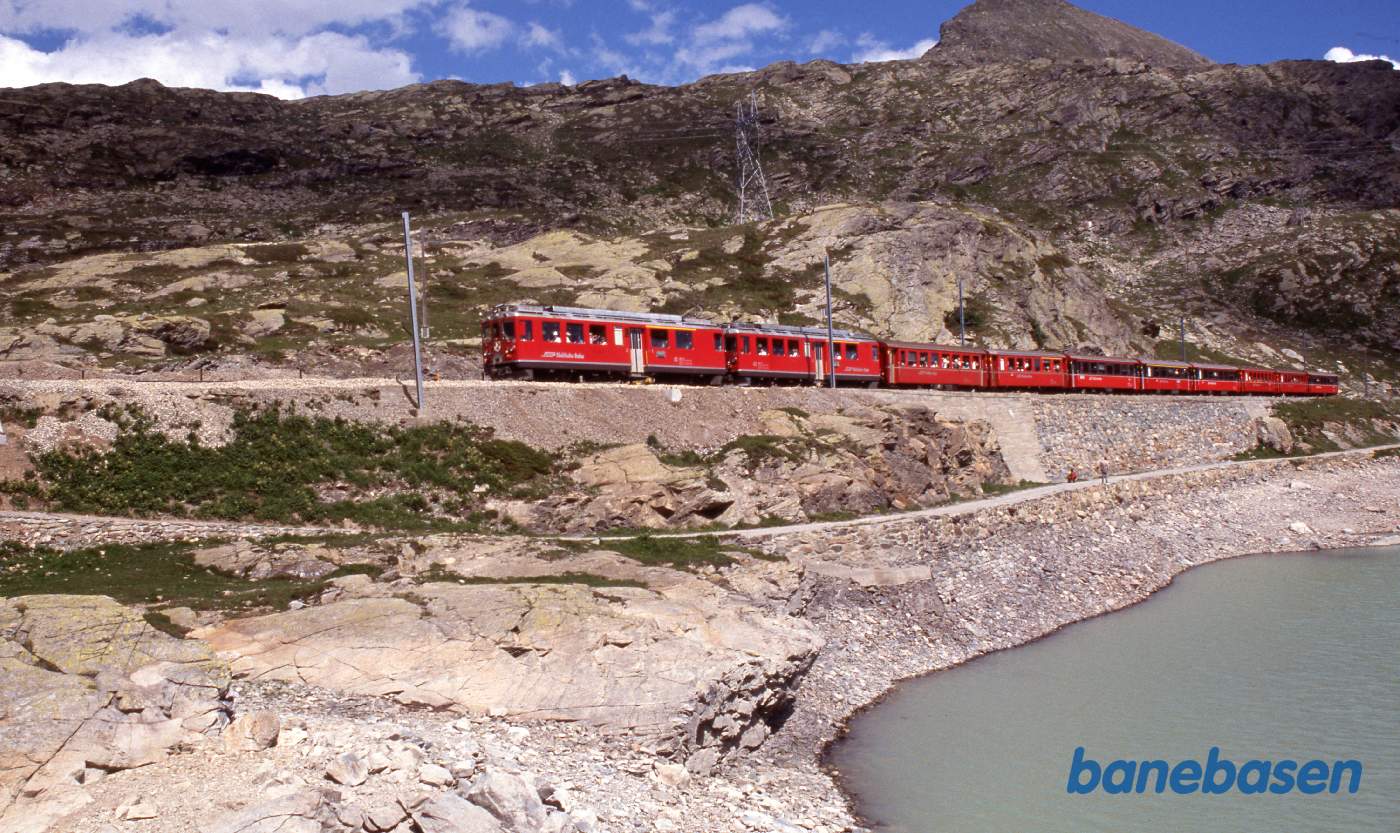 Toget mod Sankt Moritz kører langs søen og vandre stien går parallelt med banen med mange gode fotosteder